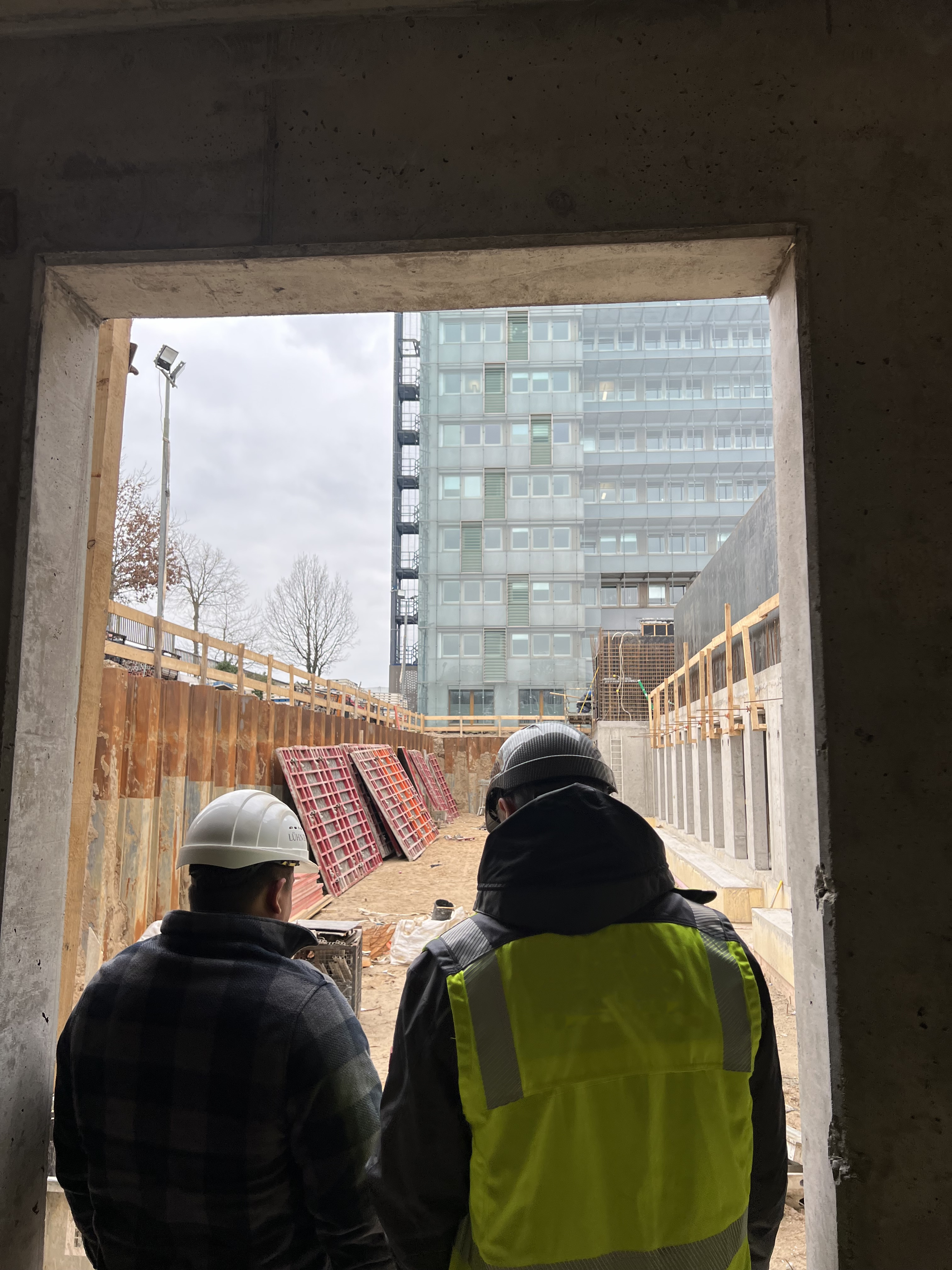 Bauleiter stehen vor einer Baustelle – Qualitätssicherung und Koordination